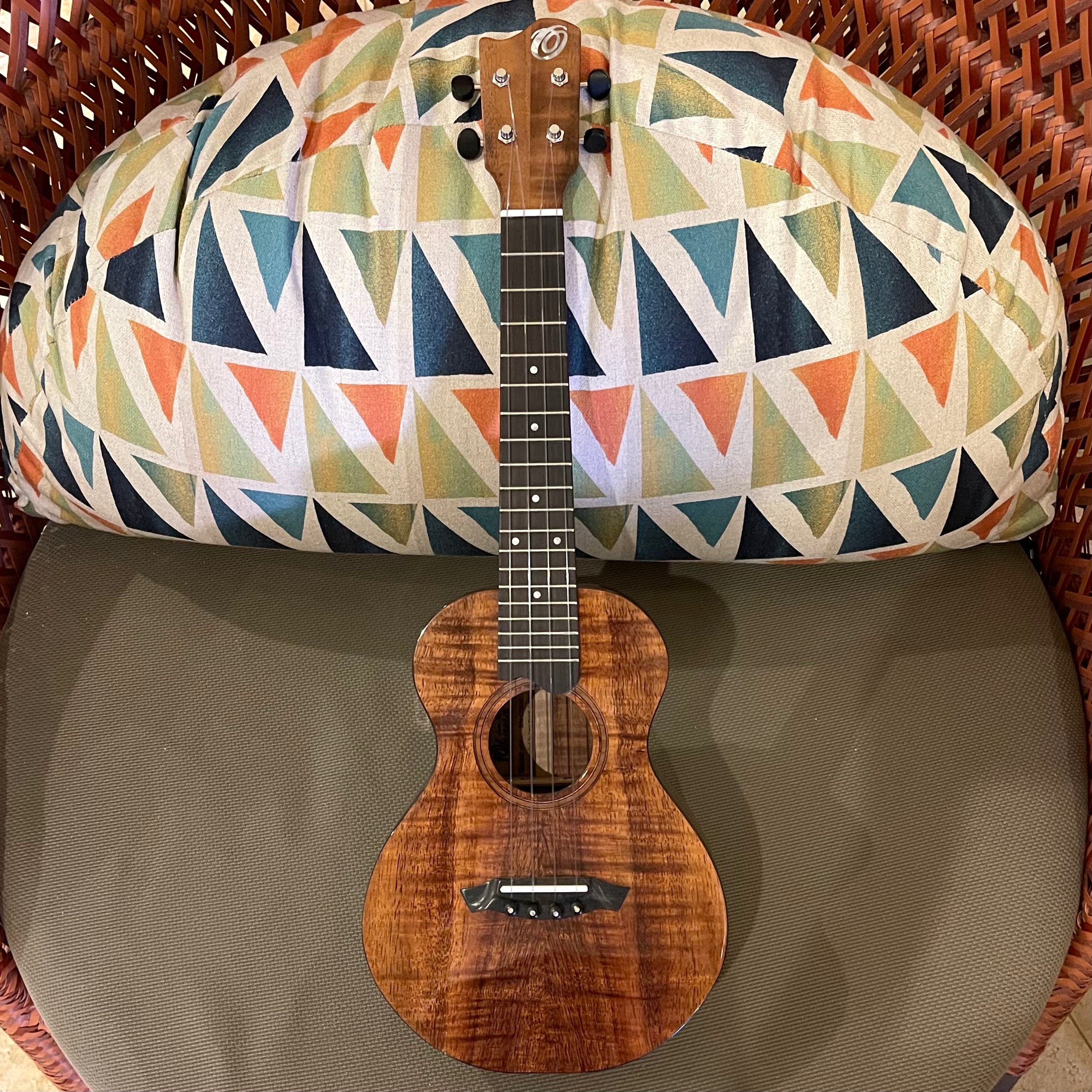 ohana！ OHANA PKC-70G Pineapple Concert Ukulele - Solid Spruce/Solid