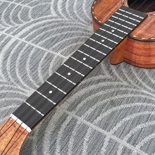 Load image into Gallery viewer, Kamaka HF-2D Concert Ukulele Deluxe #212017