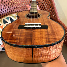 Load image into Gallery viewer, Kamaka HF-3D4i Jake Blue Deluxe Tenor Ukulele #250383
