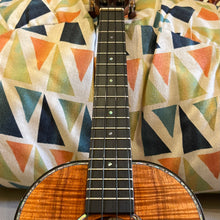 Load image into Gallery viewer, Kamaka HF-3D2I Tenor Ukulele Deluxe2 Slotted Head #240479
