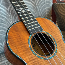 Load image into Gallery viewer, Kamaka HF-3D4i Jake Blue Deluxe Tenor Ukulele #250840

