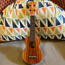 Load image into Gallery viewer, Kamaka HF-1 Soprano Ukulele #250585
