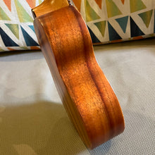 Load image into Gallery viewer, Kamaka HF-1 Soprano Ukulele #250585
