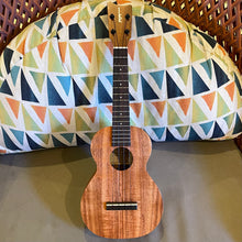 Load image into Gallery viewer, Kamaka HF-2 Concert Ukulele #250808
