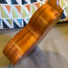 Load image into Gallery viewer, Kamaka HF-2 Concert Ukulele #250808
