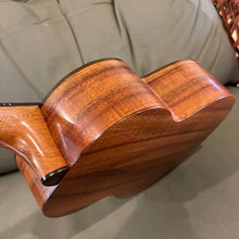 Load image into Gallery viewer, Kamaka HF-3DI Tenor Ukulele Deluxe Slotted Head #240209
