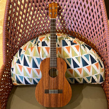 Load image into Gallery viewer, Kamaka HF-4 Baritone Ukulele #240232
