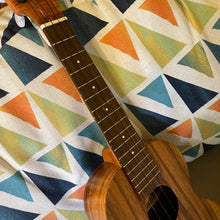 Load image into Gallery viewer, Kamaka HF-2 Concert Ukulele #240452
