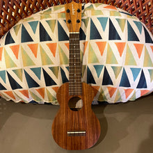 Load image into Gallery viewer, Kamaka HF-1 Soprano Ukulele #240646
